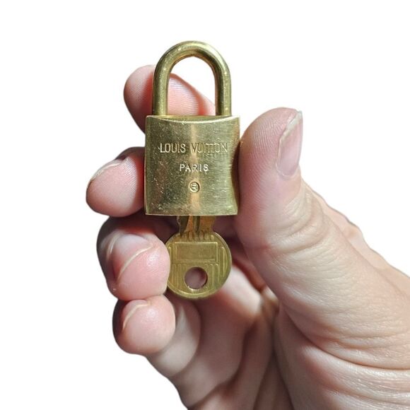 VINTAGE Louis Vuitton Lock & Key (# 204) on a Vintage Gold-tone Chain - Picture 7 of 15